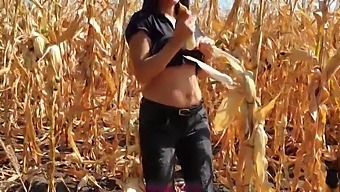 אח חורג מפליץ לי בתחתונים בזמן העבודה החקלאית ב-60 פריימים לשניה