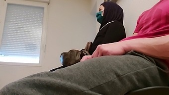 我和勃起的会员在等候区暴露自己......