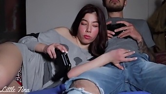 내 친구의 여자친구가 Fifa에서 그를 때리기 위해 펠라치오를 하고, 그 후에 우리는 아날 섹스를 즐긴다
