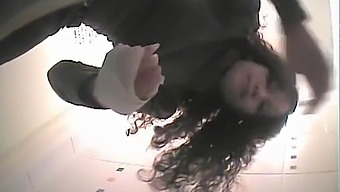 窥视性浴室撒尿和尿液游戏