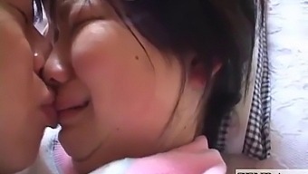 亚洲女学生在视频中给英语老师口交快感
