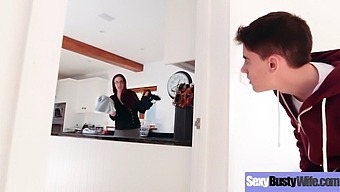 Moden Husmor Med Store Naturlige Pupper Engasjerer Seg I Hardcore Sex