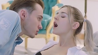 Эвал Элфи, Подросток С Большой Грудью, Трахается С Возбужденным Парнем В Романтическом Видео.
