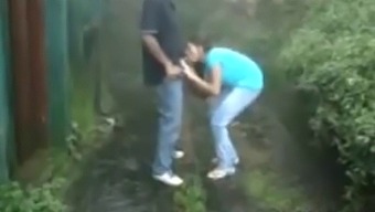 Casal Indiano Em Público: Adolescente De 18 Anos E Boquete Maduro