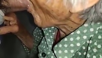 Gammel Kinesisk Dame Får Frekk Risikabel Video