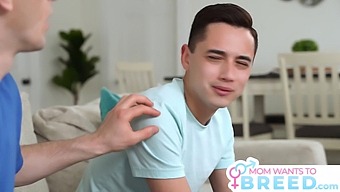 Milf Barbie Feels Krijgt Een Trio Met Een Jonge Knapperd En Geniet Van Ongelooflijke Sperma