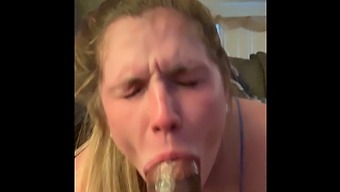 午餐时间惊喜:穿着蓝色连衣裙的家庭主妇给我深喉口交