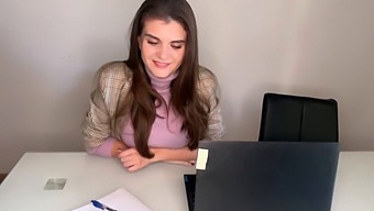 Verführerische Stiefmutter Verführt Ihren Stiefsohn Im Büro, Enthüllt Ihre Üppigen Brüste Und Gibt Ihm Einen Handjob An Seinem Beeindruckenden Penis