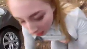 Blond Tøs Bliver Kneppet I Det Fri Af En Liderlig Fyr