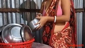 印度妻子在乡村厨房里沉迷于性行为