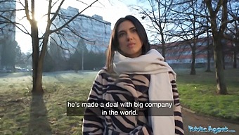 Eine Brünette College-Studentin Gibt Einen Harten Blowjob An Einem Öffentlichen Ort Und Spritzt Auf Den Großen Schwanz Eines Fremden