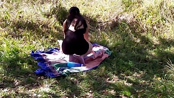 纹身美女的野外露营冒险导致了一场热辣的邂逅