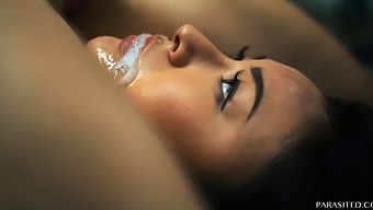 三个性感的宝贝分享一个充满激情的三人行,激烈的手指和屁股游戏