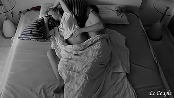 آماتورهای معتبر شب عاشقانه خود را در دوربین به اشتراک می گذارند