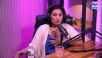 بازدید کننده لذت دهانی را در ناحیه تناسلی خود دریافت می کند