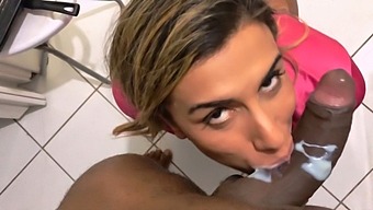 Blondinka Uživa V Igranju Z Mojim Mlečnim Izdelkom