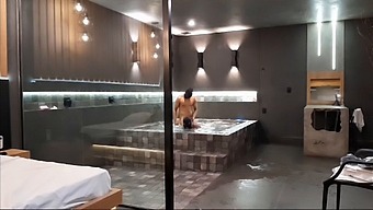 在汽车旅馆浴室里最享受的性爱邂逅