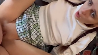 小胸部和大屁股与未知男人的热辣邂逅