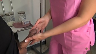 巨乳の看護師が患者にフェラチオをする