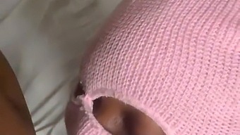 太いエボニー女性が元恋人から犬のようなスタイルで大きな黒いペニスを受け取る