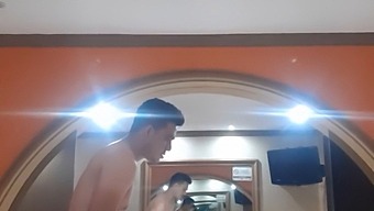 成熟的业余爱好者在舒适的汽车旅馆房间里享受感性的骑行