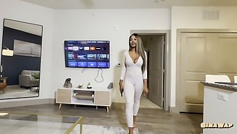 Từ Phía Sau Và Blowjob Dẫn Đến Xuất Tinh Của Phụ Nữ Với Cô Gái Tóc Nâu Cong Vút