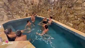 חברינו ואנחנו נהנינו מאוד במוטל, חולקים רגע חושני ואז עוסקים בסקס נלהב, שנתפס בשלמותו בתצוגה אדומה ושקופה מדהימה