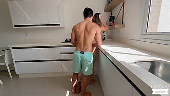 家庭主妇在厨房里得到了一个惊喜,热辣的性爱 - Adakham