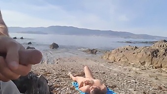 סרטון Pov של מפגש עם מילף נודיסטית על החוף