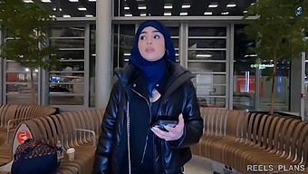 ندجا، یک ایرانی محجبه، به عنوان بخشی از یک معامله جنسی برای بلیط هواپیما، در توالت و راهرو درگیر سکس مقعدی می شود