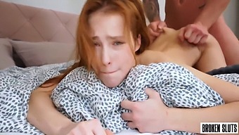 ニコール・ムルコフスキーは、マネーショットで彼女のリアエンドを救うために必死に努力しています。