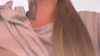 Jeg Trente På Treningsstudioet Og Følte Meg Varm, Så Jeg Tok Av Meg T-Skjorten Og Løsnet Bh-En. Opphisselsen Min Var Intens