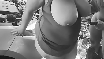 Voluptuous Latina Stemor Blir Vill Med Ung Fyr I Bilen