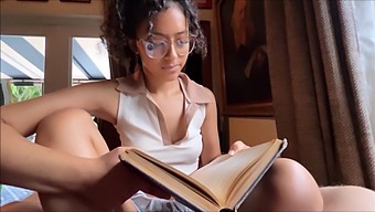Bookish Nevlastní Sestra Zkoumá Sexualitu V Rodinné Terapii