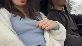 Juleønskene Går I Oppfyllelse For Dette Amatørparet Med En Heit Blowjob Og Knulløkt.
