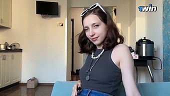 乌克兰女学生的屁股里插着大屌的火辣场景